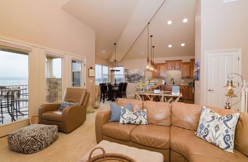 Hollister Condo | Branson Lakefront Penthouse at The View- Emerald Pointe!