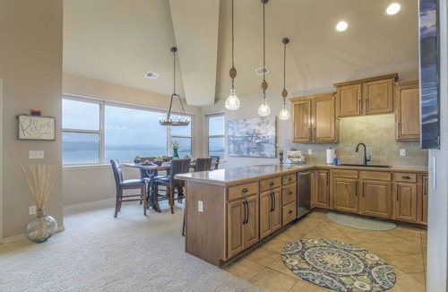 Hollister Condo | Branson Lakefront Penthouse at The View- Emerald Pointe!