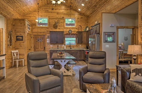 Reeds Spring Cottage | Branson West Cabin w/Pool Access & Golfing