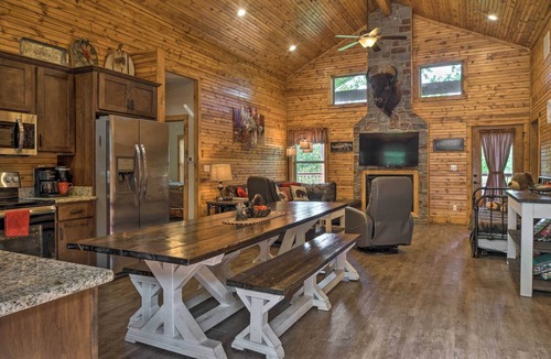 Reeds Spring Cottage | Branson West Cabin w/Pool Access & Golfing