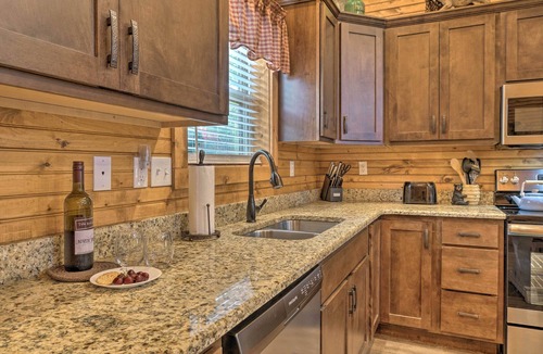 Reeds Spring Cottage | Branson West Cabin w/Pool Access & Golfing