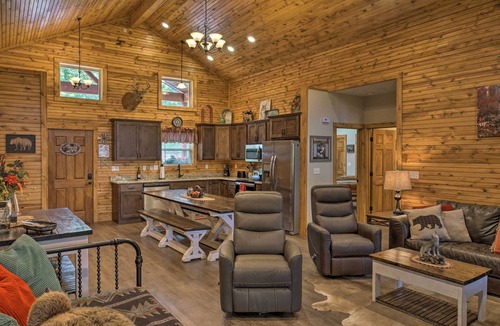 Reeds Spring Cottage | Branson West Cabin w/Pool Access & Golfing