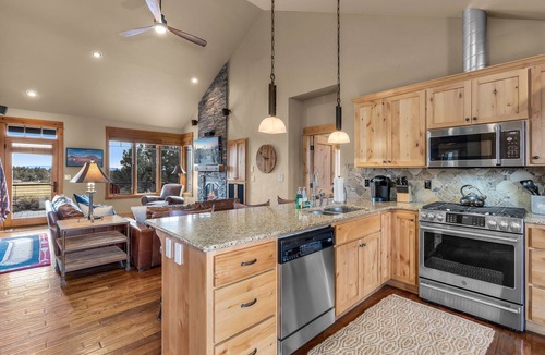 Powell Butte Cabin | Brasada Ranch | 2 Full Suites | On Golf Course