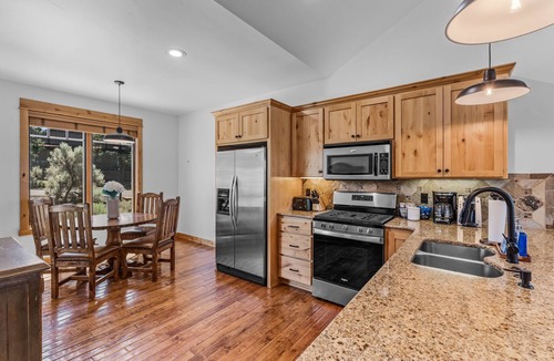 Powell Butte Cabin | Brasada Ranch Cabin 21| Mtn & Golf Views| Hot Tub