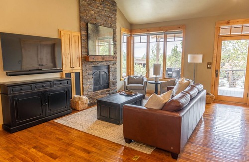 Powell Butte Cabin | Brasada Ranch King Suite: Hot Tub | Fire Table | Modern Cabin