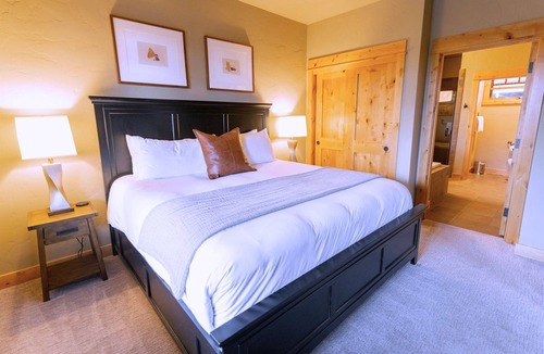 Powell Butte Cabin | Brasada Ranch King Suite: Hot Tub | Fire Table | Modern Cabin
