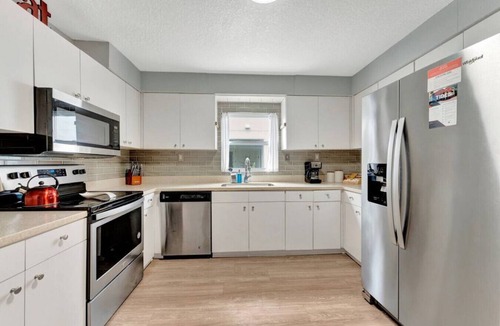 Riverside Heights House | Brave Oasis- Sleeps 17★Attached duplex★BBQ★Firepit