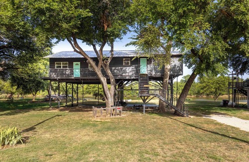 Dennis House | Brazos River Treehouse: nWaterfront/Outdoor Activities/Firepit/Hammock/Pets