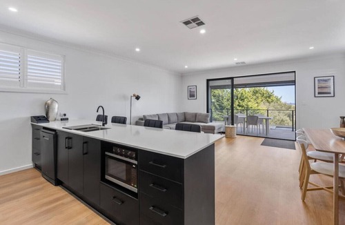 McCracken House | Break Away 46 Hindmarsh Rd, McCracken
