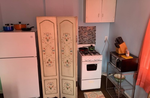 Cottage Line Apartment | Break Side Studio #5 (Apartment) - Pets Allowed by RedAwning