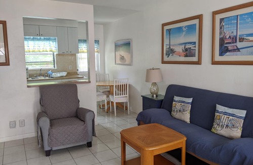 Lauderdale-by-the-Sea Apartment | Breakaway Inn