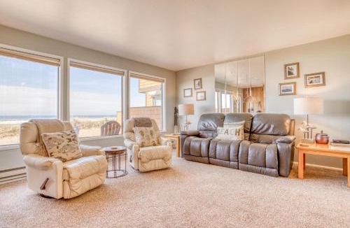 Neskowin House | Breakers Beach House 8 - Meredith Lodging