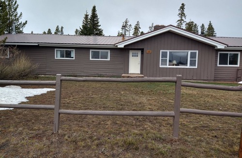 Foxpark House | Breath in the crisp mountain air and share the beauty with your entire group!