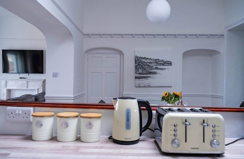 Ventnor Apartment | Breathtaking 180° Ocean Views