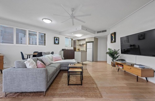 Brisbane Central Business District Apartment | Breathtaking! 2Bed/2Bath/1Car/Pool ~ CBD