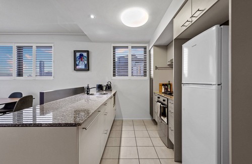 Brisbane Central Business District Apartment | Breathtaking! 2Bed/2Bath/1Car/Pool ~ CBD
