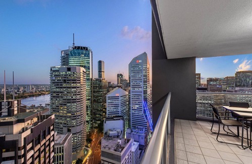 Brisbane Central Business District Apartment | Breathtaking! 2Bed/2Bath/1Car/Pool ~ CBD