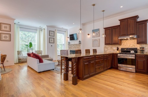 Tri-Taylor Apartment | Breathtaking & Bright: Designer 2BD with Garage