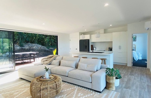 Acacia Bay House | Breathtaking Lake Views