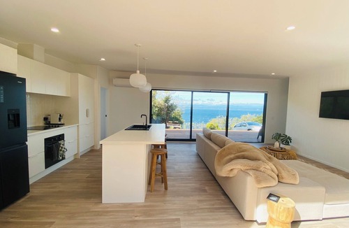 Acacia Bay House | Breathtaking Lake Views