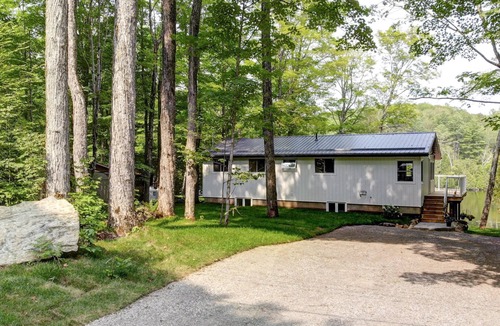 Marmora and Lake Cottage | Breathtaking Lakefront Getaway w/Kayaks + Hot Tubs