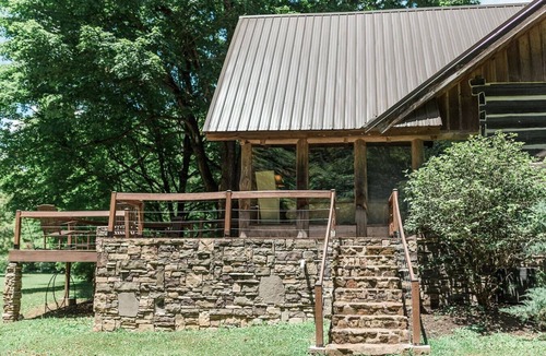 Knoxville Cabin | Breathtaking Luxury Log Cabin on TN Horse Farm