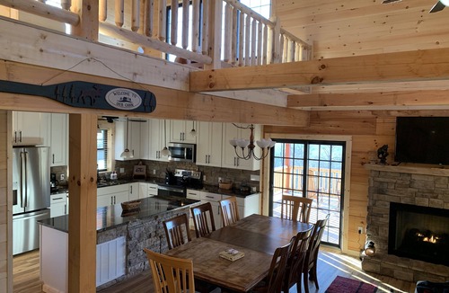 Rock Harbor Cabin | Breathtaking Mountain Lake Retreat