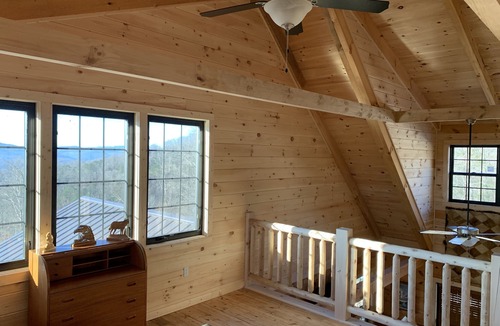 Rock Harbor Cabin | Breathtaking Mountain Lake Retreat