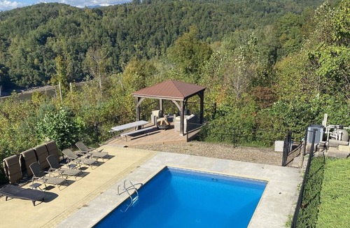 Tarheel Cabin | Breathtaking Mountain/Water Views/Private Pool/Hottub/4.4 miles to Casino