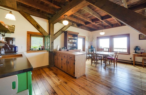 North Pownal Cabin | Breathtaking Mtn Views: Stylish Rustic Retreat!