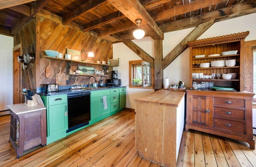 North Pownal Cabin | Breathtaking Mtn Views: Stylish Rustic Retreat!