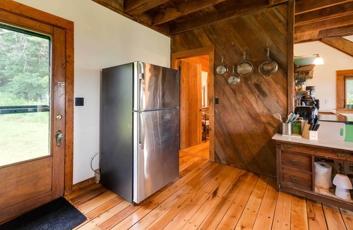 North Pownal Cabin | Breathtaking Mtn Views: Stylish Rustic Retreat!