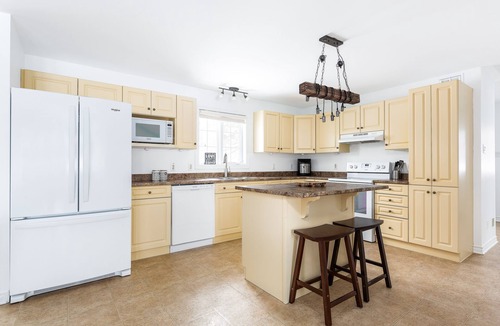 Cecebe Cottage | Breathtaking & Newly Renovated Lakeside Cottage