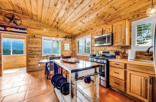 Rainbow Valley House | Breathtaking Pike's Peak View from Adorable Mountain Cabin