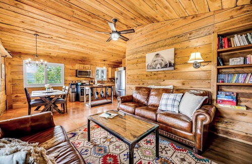 Rainbow Valley House | Breathtaking Pike's Peak View from Adorable Mountain Cabin