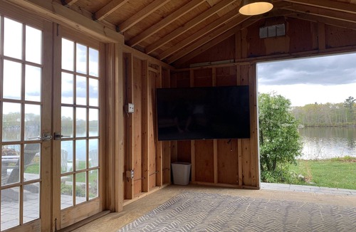 Lebanon Cottage | Breathtaking Private, Lakefront Retreat.