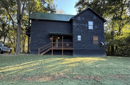 Boswell House | Breathtaking river stay: 3 bedrooms, big views, and pure mountain quiet.