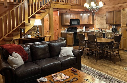Galax Cabin | Breathtaking River View/Cozy Log Cabin