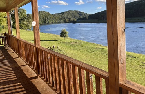 Galax Cabin | Breathtaking River View/Cozy Log Cabin