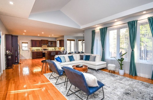 Lafontaine House | Breathtaking Serene cottage with Hot Tub (Pet-Friendly!)