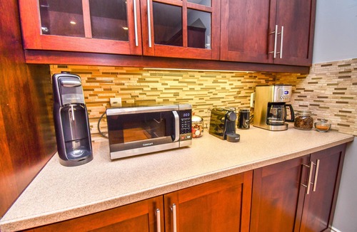 Lafontaine House | Breathtaking Serene cottage with Hot Tub (Pet-Friendly!)