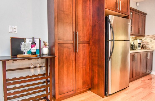 Lafontaine House | Breathtaking Serene cottage with Hot Tub (Pet-Friendly!)