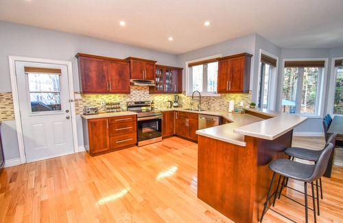 Lafontaine House | Breathtaking Serene cottage with Hot Tub (Pet-Friendly!)