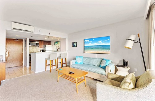 Waikiki Apartment | Breathtaking Studio | Ocean Views + Free Parking