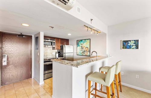 Waikiki Apartment | Breathtaking Studio | Ocean Views + Free Parking