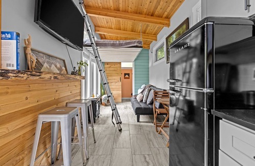 Littlerock House | Breathtaking Tiny House with Jacuzzi and Outdoor Shower in Washington