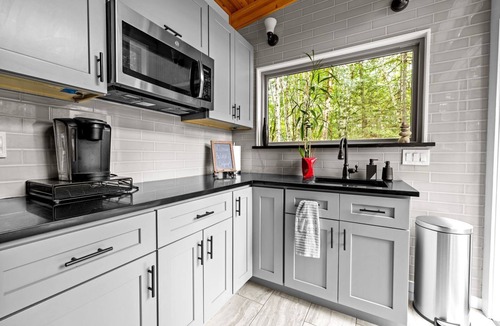 Littlerock House | Breathtaking Tiny House with Jacuzzi and Outdoor Shower in Washington