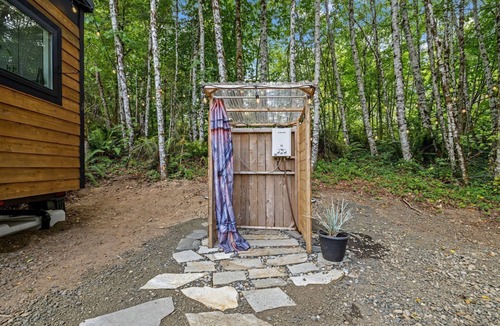 Littlerock House | Breathtaking Tiny House with Jacuzzi and Outdoor Shower in Washington