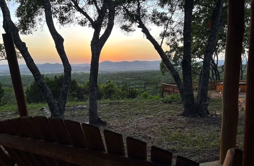 Utopia House | Breathtaking Utopian Hill Top Views 5/2 Log Home w/Hot tub