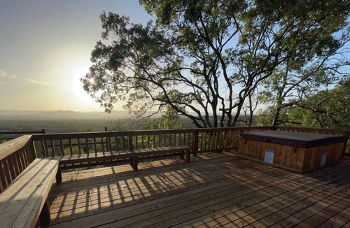 Utopia House | Breathtaking Utopian Hill Top Views 5/2 Log Home w/Hot tub